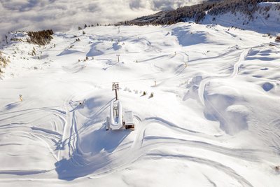 Ein Blick auf die Skipisten und die Liftanlage im Skigebiet Gastein bei Salzburg an einem der besseren Tage: Wegen zu geringen Schneefalls, zu geringer Umsätze und zu hoher Kosten wird es nach dieser Saison jetzt aber für mindestens drei Jahre geschlossen.