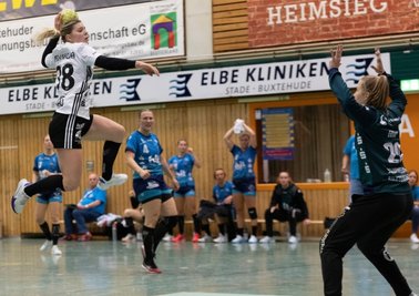 Anna Frankova (links) schließt beim Bundesliga-Auswärtsspiel des BSV Sachsen Zwickau in Buxtehude einen Tempogegenstoß erfolgreich ab. 