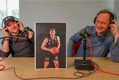 Thomas Reibetanz (links) mit Steffen Herhold bei der Aufnahme des Podcasts. Spieler Jonas Richter war zugeschaltet. 