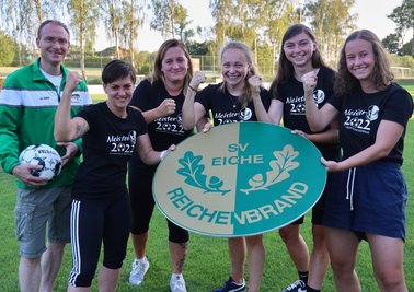Nachwuchsleiter Torsten Janecek freut sich mit Tina Blendermann, Sandra Olma, Cecile Franke, Désirée Böhm und Jessica Fischer (von links) über den Aufstieg der Frauenmannschaft des SV Eiche Reichenbrand in die Landesliga. Demnächst geht es dort auch gegen den Chemnitzer FC, der am Sonntag bereits im Rahmen der Feierlichkeiten zum 110-jährigen Vereinsbestehen in Reichenbrand für ein Freundschaftsspiel zu Gast sein wird. 