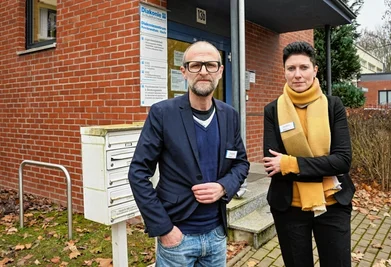 Manche Eltern nennen sie "Rettungsanker": Conny Decker und ihr Kollege Daniel Arnold vor ihrer von der Schließung bedrohten Beratungsstelle "Prisma" der Stadtmission an der Rembrandstraße. 