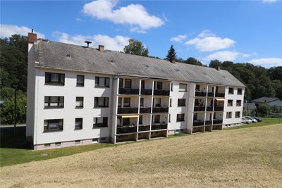 Auch die Bewohner dieses Mehrfamilienhauses an der Forststraße sind von der Umleitung in Lichtenberg betroffen.