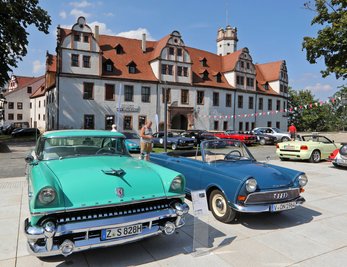 Vor dem Glauchauer Schloss glänzten Oldtimer um die Wette.