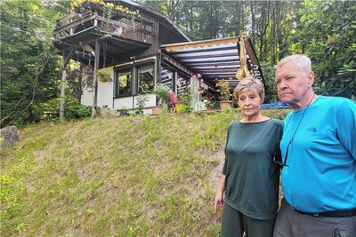 Die Wendlers auf ihrem Grundstück. Der Wiesenhang, sagen sie, sei durch den nicht enden wollenden Staub kahl geworden.