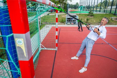 Bürgermeister Albrecht Spindler probiert das Sportequipment aus der Sportbox am Schulcampus Leukersdorf aus.