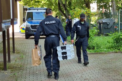 Spezialermittler untersuchten am Morgen nach dem nächtlichen Feuer den Tatort am Rande der Innenstadt. Nun geht es um versuchten Mord in zehn Fällen.