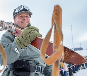 Klaus Gritzner, seit einem halben Jahrhundert leidenschaftlicher Skifahrer, war 2018 beim Nostalgieskirennen in Oberwiesenthal dabei. 72 Teilnehmer gab es damals. Wie viele es kommenden Sonnabend werden, wird sich zeigen. Der Unterwiesenthaler hat sich jedenfalls bereits angemeldet. 