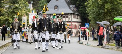Zum Festakt am Sonnabend marschierten in Frohnau vor dem Technischen Denkmal auch Vertretungen der Bergbrüderschaften der Region auf. 