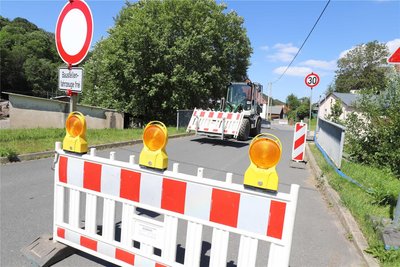 Vollsperrung: Nache der Gaststätte „Zur fröhlichen Einkehr" ist die Dorfstraße in Lichtenberg dicht.