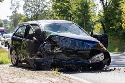 Eine verletzte Person musste laut der Polizei per Hubschrauber in das nächste Krankenhaus gebracht werden.
