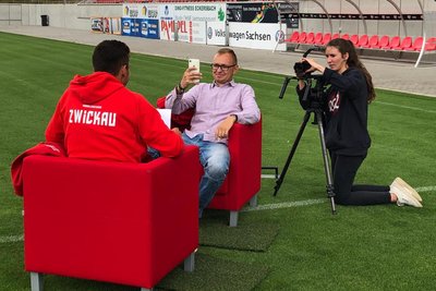 Nicht nur in das Video zum Abschied von Davy Frick (links) im Sommer 2024 hat Daniel Sacher (Mitte) viel rot-weißes Herzblut investiert.