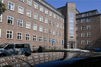 Blick auf das Landgericht in Chemnitz. Dort ist am Mittwoch die Verhandlung gegen eine 54-jährige Frau aus Burgstädt fortgesetzt worden. Sie soll ihren Lebensgefährten mit einem Messer erstochen haben. 