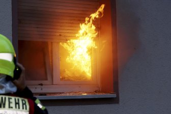 62-Jähriger aus brennender Wohnung gerettet: Chemnitzer Kriminalpolizei schließt technische Ursache aus - Das Feuer brach in der Wohnung eines Mehrfamilienhauses in Chemnitz aus.