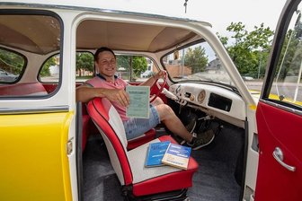 62 Jahre alter Trabi-Scheunenfund glänzt wieder wie neu - Maximilian Janetzki in seinem Trabant P50 von 1959. Der Innenraum ist im Vergleich zu heutigen Autos eher spartanisch ausgestattet. Ein Radio gibt es nicht.