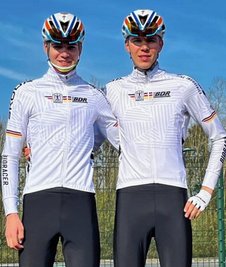 Zeigten sich beim Radklassiker Paris-Roubaix beeindruckt von der großen Zuschauerkulisse: Pepe (links) und Toni Albrecht. 