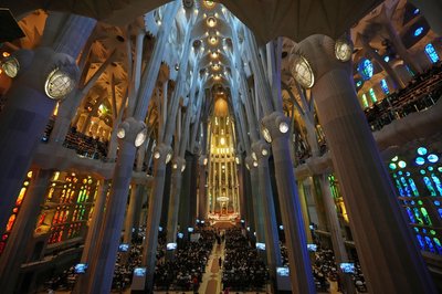 Der Innenraum der Sagrada Família ist riesig. Das Hauptschiff ist 45 Meter hoch und damit noch etwas höher als der Innenraum des Kölner Doms. 