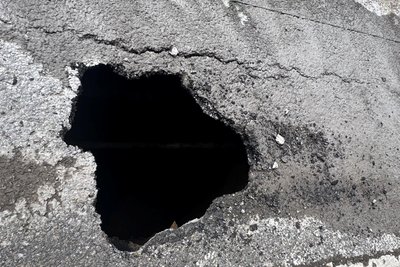 Wie tief das Loch ist, lässt sich mit bloßem Auge nicht erkennen.