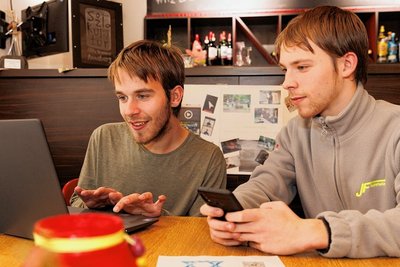 Spurensuche auf moderne Art: Jonny (links) und Joel Walther aus Sehmatal haben sich zwei Jahre mit der Geschichte der jüdischen Gemeinde in Annaberger beschäftigt. Entstanden ist ein neuer Stadtführer. 
