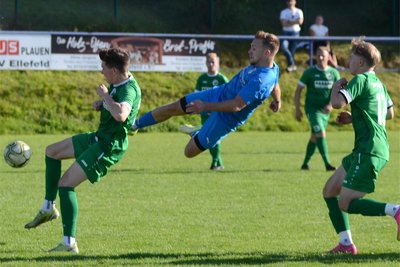Ellefelds Dustin Luderer (Mitte) erzielte alle drei Treffer für den FSV beim 3:1 gegen Merkur Oelsnitz II.