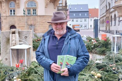 Der Leubnitzer Christian Friedrich hat sich mit seinem neuesten Buch „Knotenpunkt“ an eine Familiensaga gewagt.