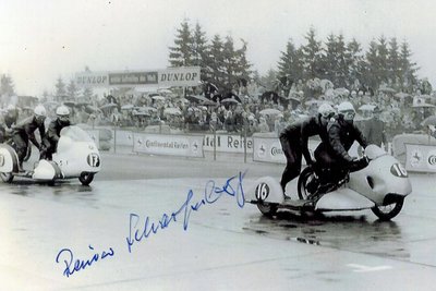 Reiner Scharfenberg als „Schmiermaxe“ von Gerhard Pohlers (Nummer 16) 1961 auf dem Nürburgring.