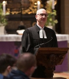 Das Friedensgebet im Freiberger Dom mit Pfarrer Urs Ebenauer vereinte am Abend rund 160 Menschen.
