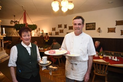 Sabine und Stephan Handke haben fast 38 Jahre das Braustübl an der Schmidtstraße in Oelsnitz geführt. Der 23. Dezember 2022 ist ihr letzter Tag - auch für das Frühstück, das vor allem viele Handwerker lockte. 