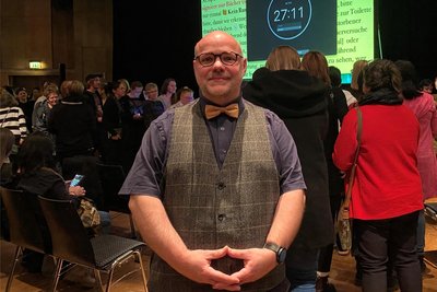 Plauens Tausendsassa: Lars Buchmann ist - unter anderem - Stadtkenner, städtischer Gleichstellungsbeauftragter, und er interessiert sich für die Vorträge von Dr. Mark Benecke. Dem Kölner hat der Ex-Oberbürgermeisterkandidat jetzt eine exklusive Führung durch die Heimat angeboten.