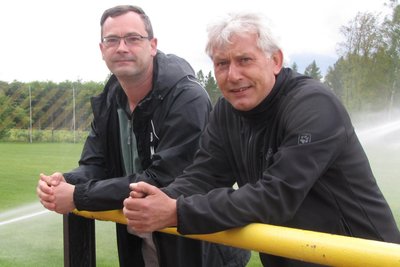 Andreas Mehnert (l.) und SV-Vereinschef Mike Leye machen sich nach dem Brand eines Wohnhauses für eine Spende stark.