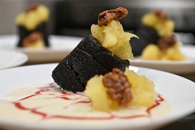 Schokogrieß mit Apfel-Zimt-Kompott, dazu geröstete Walnüsse. Das Dessert war für die Testesser ein krönender Abschluss.