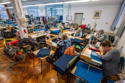 Es wird genäht, was das Zeug hält in der Alten Stollberger Straße 13 in Jahnsdorf. Derzeit sind die Auftragsbücher für ganze drei Monate voll – so ein Vorlauf ist selten.