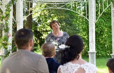 Im Park der Villa Gückelsberg traute die Flöhaer Standesbeamtin Martina Hartwig ein Paar im Grünen. Abstandsregeln waren so leicht einzuhalten.