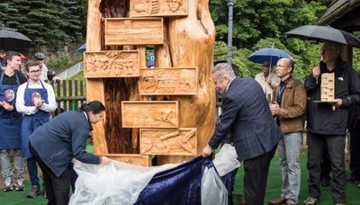 Kristin Baden-Walther, Erzhammer-Chefin und Oberbürgermeister Rolf Schmidt enthüllten die Stele.