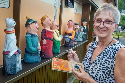 Manuela Stock ergänzt mit dem Pinsel letzte Details. Am Samstag wird das Figurenensemble rund um Kater Lampe in Rothenthal der Öffentlichkeit präsentiert.