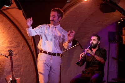 Sänger Ali Dogan Gönültas (links) beim Tanzen des Govends - so heißt der traditionelle Folkloretanz Kurdistans und ist ein tragendes Element der kurdischen Kultur.