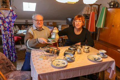 In der guten Stube der Heimatstube Hermsdorf ist diese Szene mit Armin Weiß und Barbara Geithner nur gestellt. Doch eine Etage tiefer bekommen Besucher sehr wohl Kaffee und Kuchen serviert.