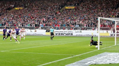 Simon Terodde (Stuttgart) erzielt per Foulelfmeter den Treffer zum 1:0.
