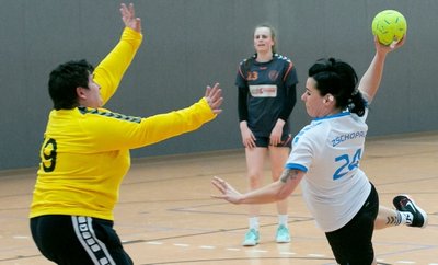 Melanie Bartl erzielt einen ihrer vier Treffer gegen Torhüterin Diana Fischer vom SV Schneeberg III. 
