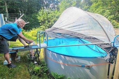 Jürgen Wendler hat eine Haube für den Pool angeschafft. Das Wasser sei sonst ständig verschmutzt.