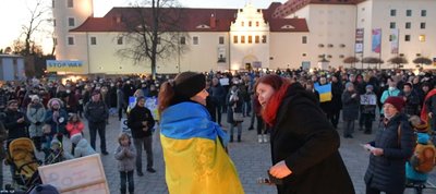 Mehrere hundert Menschen haben sich am Mittwochabend an einer Friedensdemonstration gegen den Krieg in der Ukraine auf dem Schloßplatz in Freiberg beteiligt. Im Vordergrund spricht Versammlungsleiterin Jenny Fritzsche (rechts) mit Natalia Shtogrina, die über die Situation in der Ukraine berichtete. 