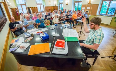 Kantor Andreas Conrad (am Klavier) probte am Mittwoch für das Konzert mit den Kirchenchören aus Albernau und Zschorlau. 