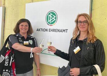 Katrin Feustel (links) mit Freundin Eva Steiniger bei der Verleihung "Club 100" des Deutschen Fußballbundes in München. Bei der SpVgg Grünbach-Falkenstein gelten die Vorstandsmitglieder als die "Muttis" im Verein. 
