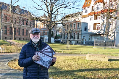 Ulrich Puchelt präsentiert auf dem Johannisplatz in Werdau seine Kalender mit historischen Ansichten.