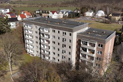 Blick auf den Wohnblock der SSG Sozialservice Rochlitz gGmbH an der Geithainer Straße. Nur noch zwei Bewohner leben hier.