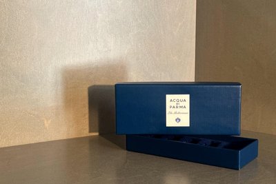 Einst das Zuhause einiger Parfümproben ist die Schachtel jetzt nur noch Ballast.