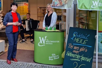 Weltmeister-Präsentation in Riesa: Silke Ackermann, Büroleiterin von Weltmeister-Reisen, Musikstudent Lukas Hartmann und Expedient Aksana Meltke (von links).
