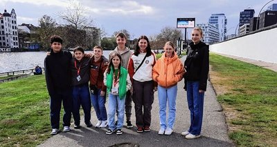 Besuchten in Berlin unter anderem die Eastside Gallery: Adam Taha, Fabio Langer, Finlay Beer, Tabea Wangen, Tico Pusch, Kira Gottschalk, Lilly Wangen und Helene Wittig (v. l.) vom Marienberger Gymnasium. 