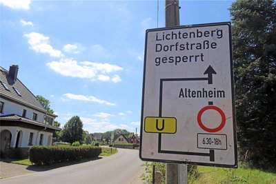 Sieht auf dem Schild ganz harmlos aus, aber die aktuelle Umleitung in Lichtenberg hat es in sich.