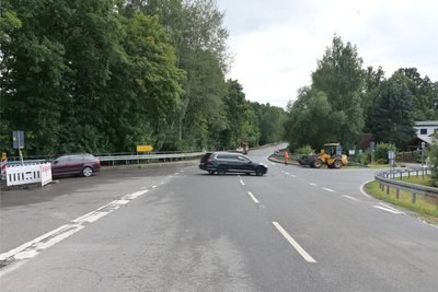 Ausnahmeregelung: Autos dürfen unter Vorbehalt die gesperrte B169 kreuzen.