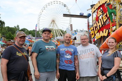 Conny Theilig, Fabrice Schaarschmidt, Steven Braun, Andreas Letzig und Stephanie Gareiß (v. l.) beim Ausflug auf der Kät.